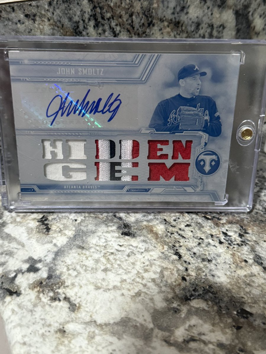 CallMeCollier's tweet photo. @TheHobby247 Griffey /5 auto $750 Smoltz 1/1 white whale $300 Smoltz /5 quad patch and bat $225 Smoltz luminaries /15 $150 https://t.co/pYwfgn5EuK