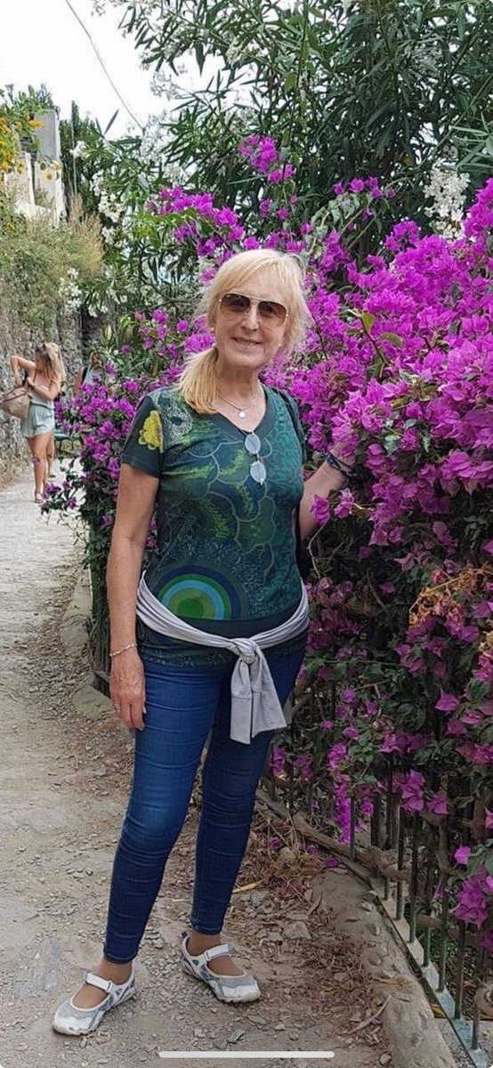 Buenas noches a todos:
Hace apenas unas horas nuestra querida amiga Loly, dejó este plano.
Vamos a extrañar a ese ángel, que en la vida terrenal, estaba en un lugar inapropiado.
Acompañamos a la familia, amigos y querencias en su dolor.
Te extrañaremos mucho, amiga. Vuela alto.