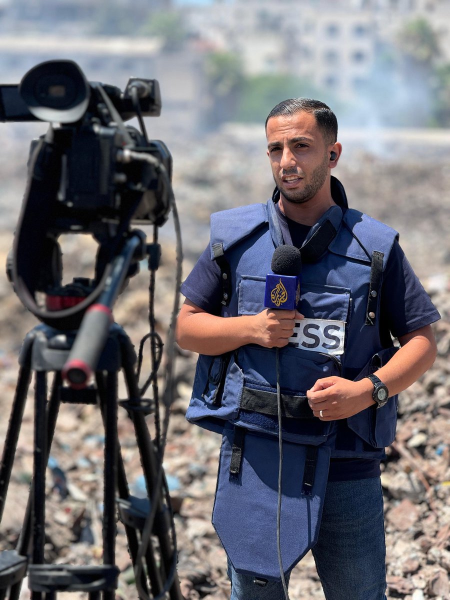 porosteng4h's tweet photo. @SuppressedNws He is our eyes and our ear to hear voice in Gaza. Zionist try to killing all journalist in Gaza.
#Protect_Anas
#AnasAlSharif
#savejournalist https://t.co/R7NrPQFfOh