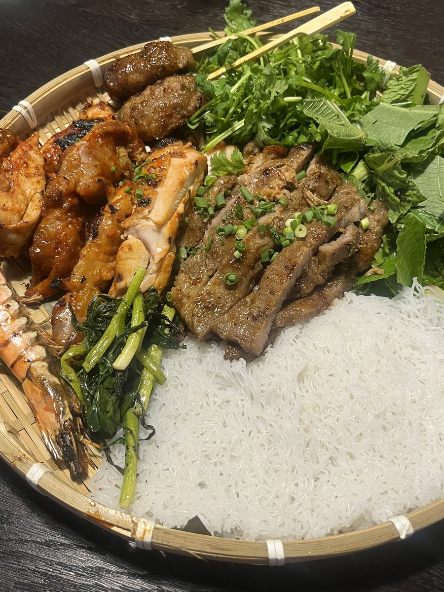 lemoneeeyyy's tweet photo. 🗯️ 용산 안남
ㄴ 숯불구이 플래터
ㄴ 소고기 쌀국수 
ㄴ 숯불 닭구이 땅콩비빔면 😋 https://t.co/OLD4hULizv