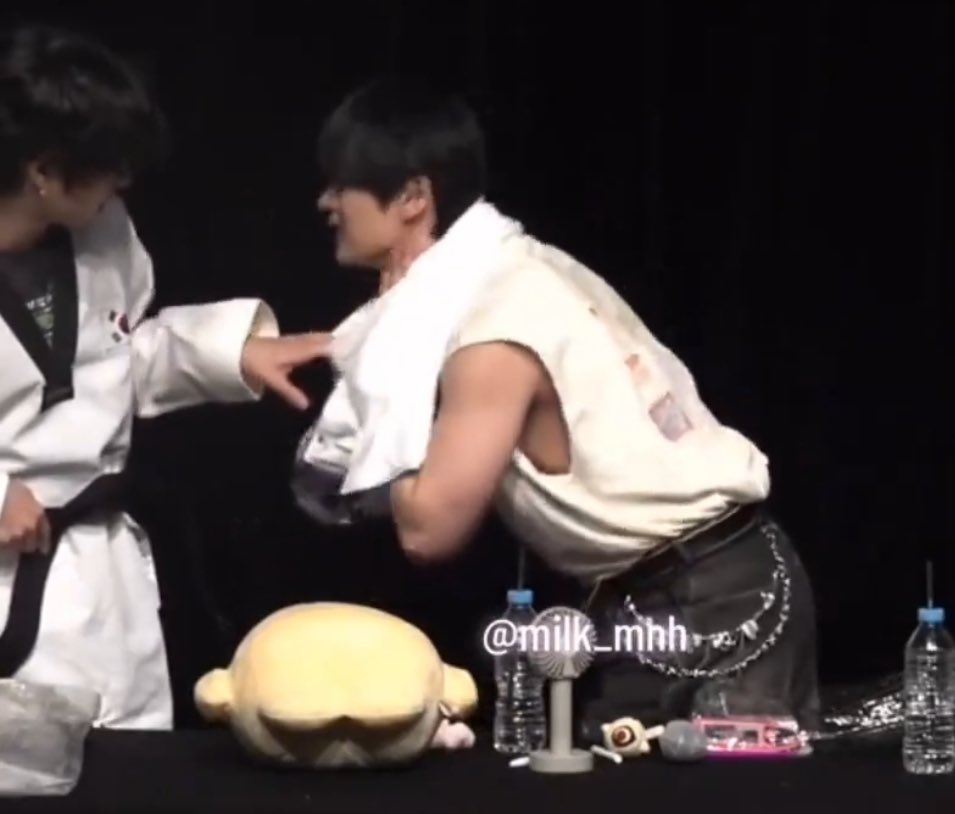 옷 속에서 고개 쏙 빼고 저 구도에서 쳐다보눈데 어케 참앗지…