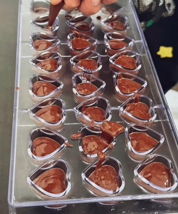 HainanToday's tweet photo. Make your own #chocolate at #Treeco #Cocoa Farm! Peel the cocoa, process it, shape and chill the chocolate, and finally put on the wrapper. What an incredible experience from start to finish!
#Hainan #chocolatelover https://t.co/UaqX8m5Nny