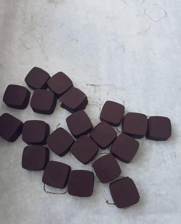 HainanToday's tweet photo. Make your own #chocolate at #Treeco #Cocoa Farm! Peel the cocoa, process it, shape and chill the chocolate, and finally put on the wrapper. What an incredible experience from start to finish!
#Hainan #chocolatelover https://t.co/UaqX8m5Nny