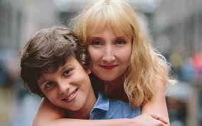merlinpapin3's tweet photo. .@FredOL69007 Ce soir sur @M6 le film #MaReum de rédéric Quiring (2018)
Avec : Audrey Lamy, Florent Peyre, Charlie Langendries, Michèle Moretti, Tania Garbarski, Kody, Max Boublil, JoeyStarr, Igor Van Dessel, Martin Gillis, Louis Durant, Alice Verset, Karina Testa, Sandra Zidani, Hervé Lassïnce, Hélène De Saint-Père, Grégoire Baldari, Denyse Schwab, Laurent D'Elia, Jules Hanquet, Esteban Gomez-Navarro

Fanny adore Arthur, son fils de 9 ans, et est aux petits soins pour lui. Quand elle découvre que celui-ci est la cible de trois garçons de son école, son sang ne fait qu'un tour. Pas question qu'ils continuent leur manège. Fanny leur déclare la guerre et tente de les piéger par des moyens de plus en plus limites. Mais les enfants sont des durs à cuire et plus intelligents que prévu. La guerre prend des proportions telles que le mari de Fanny commence à s'inquiéter pour sa santé mentale..