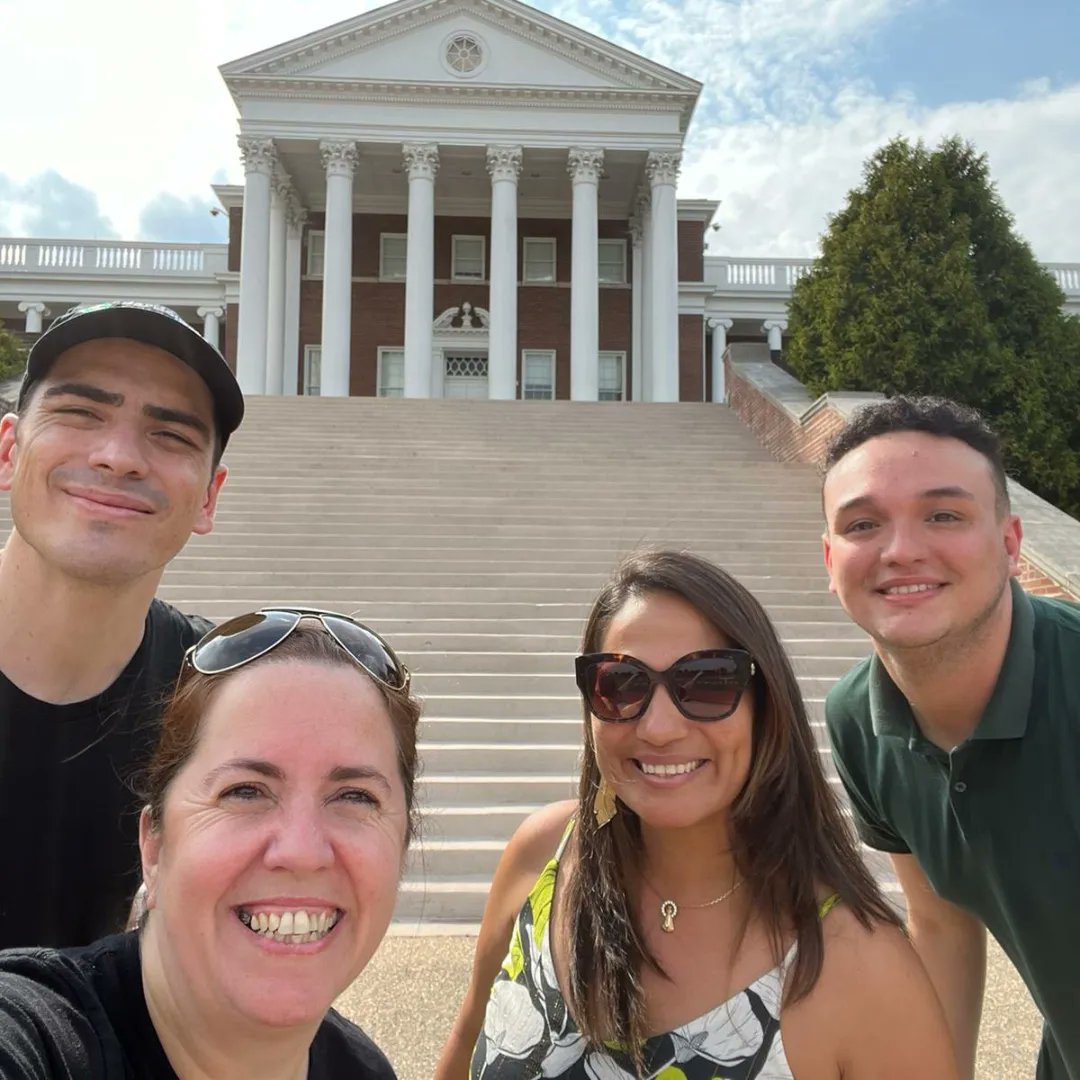 ☺️🎉 Finally at John Handley High School! 🧑🏻‍⚖️

⭐ I had a heartwarming welcome in the CAO with my Local Adviser Anita. 

🏛️📸 A photo with my super compas: Alex and Gio.

°°°
@participatelearning 
@winchesterpublicschools
#plorientation2024 
#unitingourworld