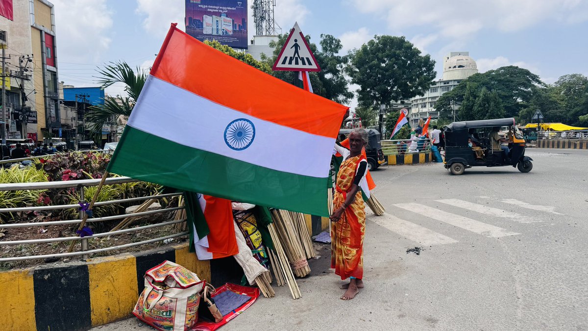 Bellarymerijaan's tweet photo. “Support a local family and celebrate our heritage! 🌟 Buy Indian flags from the hardworking vendors at Moti Circle. Your purchase helps them thrive. 🇮🇳 #SupportLocal #IndianFlags” https://t.co/L7op8ctwhW