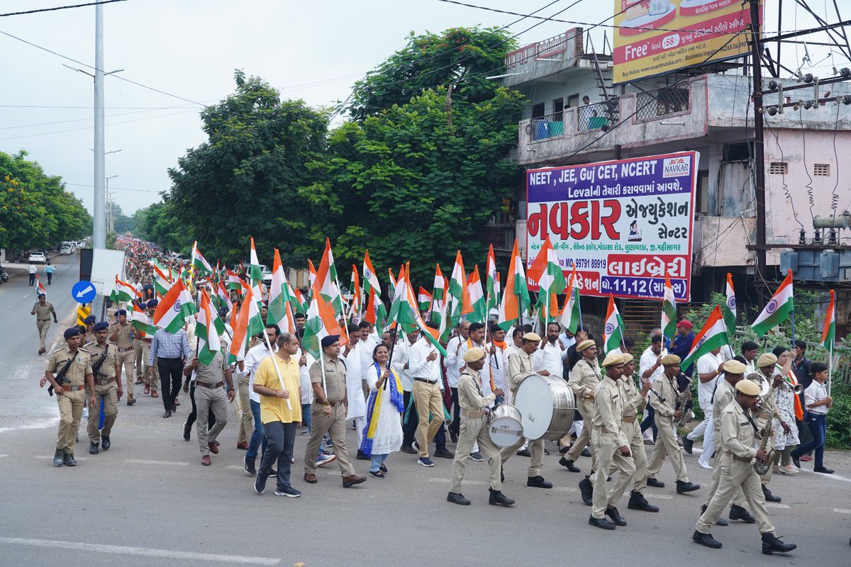 આજ રોજ મહિસાગર જિલ્લામાં કલેક્ટર કચેરીથી ઇન્દિરા મેદાન સુધી"હર ઘર તિરંગા"અંતર્ગત તિરંગા યાત્રા ભારે જનમેદની સાથે યોજાઈ.
<a href="/collectormahi/">District Magistrate & Collector Mahisagar</a> <a href="/SP_Mahisagar/">SP Mahisagar</a> <a href="/DDOMAHISAGAR/">DDO MAHISAGAR</a> 
@mahimahiti
<a href="/tcmmahisagar/">મહીસાગર જિલ્લા તલાટી કમ મંત્રી મંડળ</a>
<a href="/kuberdindor/">Dr. Kuber Dindor</a> 
<a href="/InfoGujarat/">Gujarat Information</a>
<a href="/SolankiVirbhad8/">Solanki Virbhadrasinh</a> 
<a href="/rajan_tirgar/">Rajan Tirgar</a>
#તિરંગા_યાત્રા 
#હર_ઘર_તિરંગા