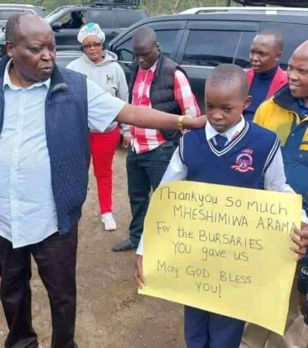 RealOmtatah's tweet photo. MP gives a student bursary from CDF paid for by the taxes of the student's parents.

MP makes a poster and gives the student to thank him 

This is what poor leadership does

Belio Kipsang Jimmy Wanjigi Statehouse Njuguna Ndungu Kasmuel McOure Yvonne Okwara https://t.co/Nb0XVKb8RS