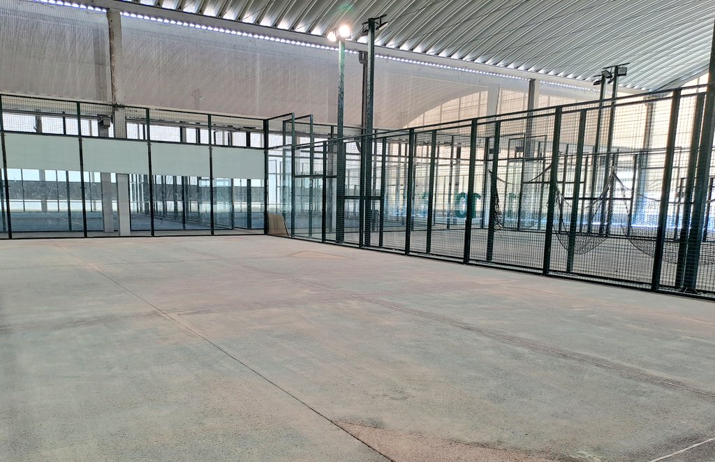 Arroyomolinos's tweet photo. ☀️🎾 #Arroyomolinos renueva sus instalaciones deportivas en verano.

Obras para modernizar el pavimento y la iluminación de las pistas del centro de pádel Las Matillas.

Inversión: 107.931 euros https://t.co/75LrVGFcaG