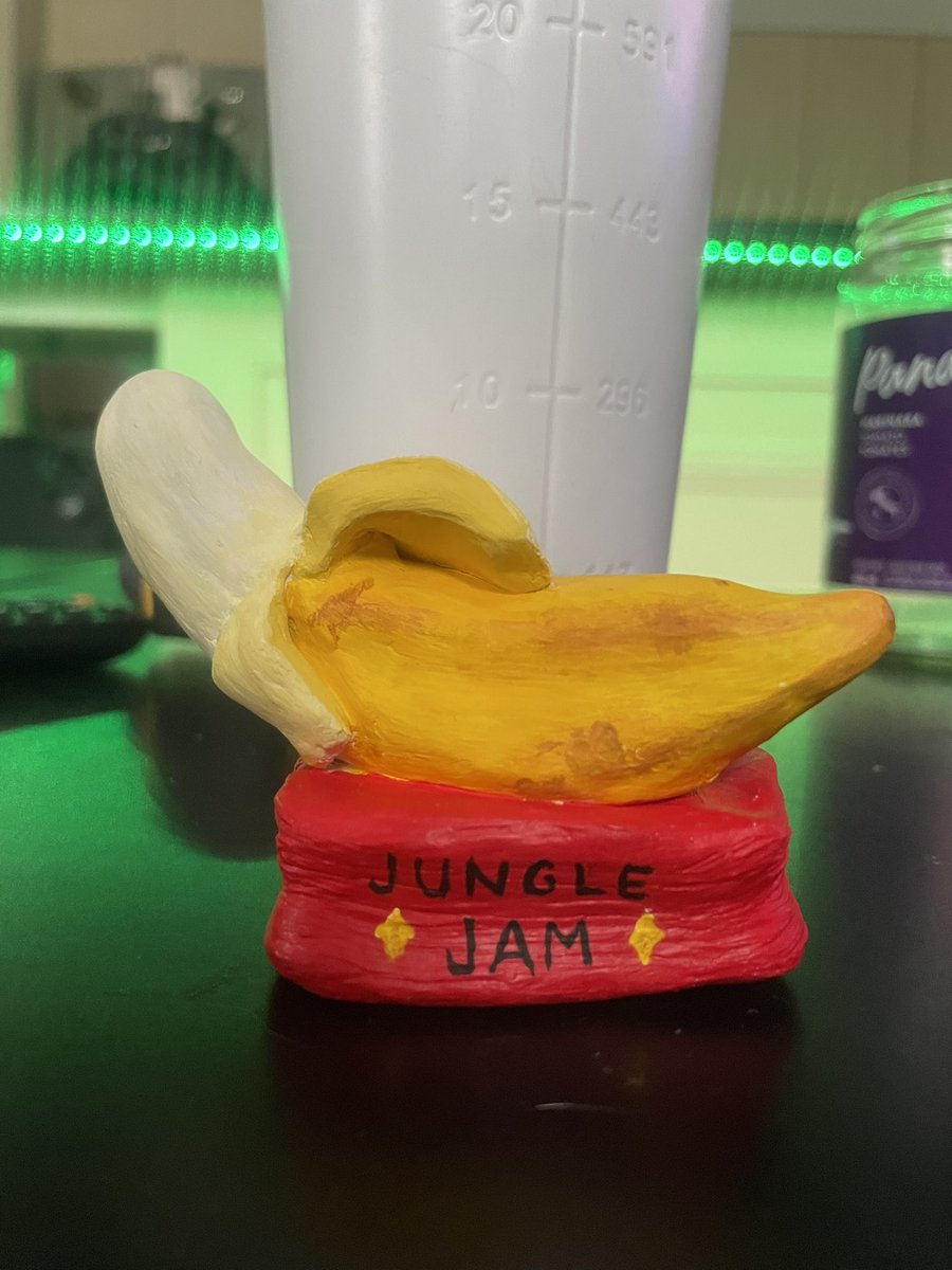skeletorsdad's tweet photo. not on the pr (yet) 
but i got a banana that was delivered in a marinara sauce jar, which i would say is much more valuable https://t.co/1kQS2eu1E9