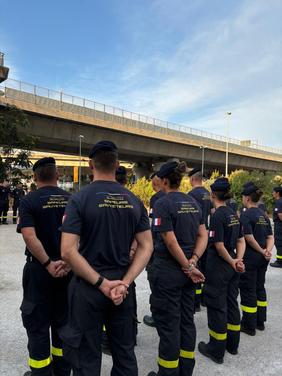 #Solidarité 🇬🇷🇫🇷 Partis hier de France à bord de leurs camions, les 180 sapeurs-pompiers et sapeurs-sauveteurs sont en route vers la #Grèce.

👨‍🚒 Ils seront sur place dès ce soir pour appuyer les secours locaux dans la lutte contre les #FeuxDeForêt.
#EuCivPro🇪🇺