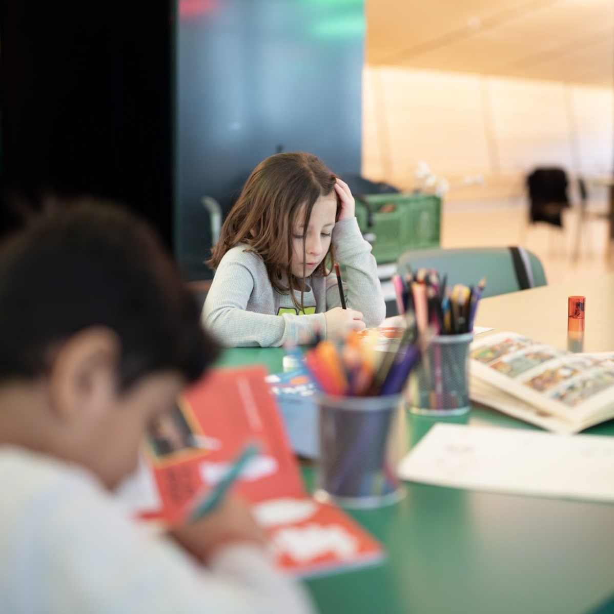 Jeugd &amp; Familie / Het Amare Doeboekje is terug! Deze staat vol met de leukste puzzels, kleur- en doe-activiteiten en bevat een programmaoverzicht van jeugd &amp; familie in seizoen 24/25. Schrijf je uiterlijk wo 21 aug in via amare.nl/doeboekje en ontvang 'm als eerste thuis!