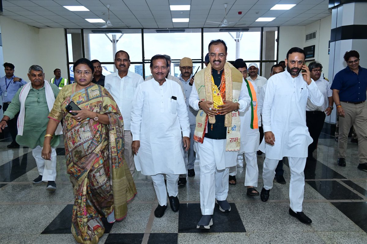 kpmaurya1's tweet photo. प्राचीन स्थापत्य कला से समृद्ध शहर आगरा स्थित एयरपोर्ट पर आगमन पर मा0 पार्टी पदाधिकारियों व कार्यकर्ताओं एवं स्थानीय जनों द्वारा किए गए स्वागत व अभिवादन के लिए हृदय से आभार प्रकट करता हूँ।
@narendramodi @PMOIndia @BJP4India @bjp4up
#VisitToAgra #PartitionHorrorsRemembranceDay #विभाजन_विभीषिका_स्मृति_दिवस