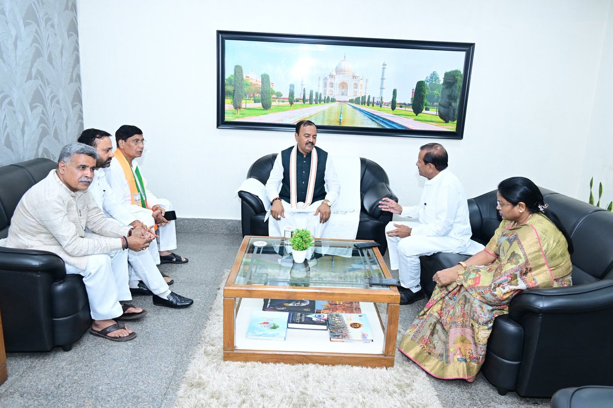 kpmaurya1's tweet photo. प्राचीन स्थापत्य कला से समृद्ध शहर आगरा स्थित एयरपोर्ट पर आगमन पर मा0 पार्टी पदाधिकारियों व कार्यकर्ताओं एवं स्थानीय जनों द्वारा किए गए स्वागत व अभिवादन के लिए हृदय से आभार प्रकट करता हूँ।
@narendramodi @PMOIndia @BJP4India @bjp4up
#VisitToAgra #PartitionHorrorsRemembranceDay #विभाजन_विभीषिका_स्मृति_दिवस