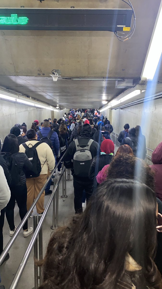 liafontess1's tweet photo. Todos os dias esse inferno!!!! 
Eu não aguento mais!!! São 4 horas no transporte público, 4 horas de caos, pessoas mal educadas, isso virou insalubre!
@metrosp_oficial precisamos de solução e não de desculpas esfarrapadas https://t.co/HM4ALAFvvG