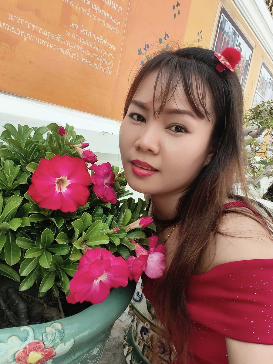winlwinoo408's tweet photo. ကျွန်တော် လူတစ်ယောက်ကို
အေးအေးချမ်းချမ်းလေးပဲချစ်ချင်တယ် ။
မျှော်လင့်ချက်ကင်းကင်းလေးနဲ့ပေါ့
ကိုယ်ပေးနိုင်သလောက်လေးပဲပေးမယ်
ပြန်ရတာ မရတာတော့တစ်ပိုင်းပေါ့ဗျာ
အဓိက ကကိုယ့်ပေးလိုက်တဲ့
ချစ်ခြင်းမေတ္တာကြောင့်
သူ့ဘဝအတွက်နွေးထွေးတယ်
ဆိုရင်လုံလောက်ပြီ ။ https://t.co/t8HcVgvTMy