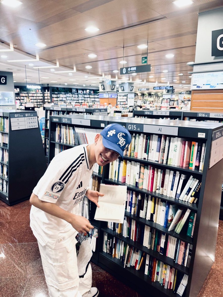 TRSRVERSE_'s tweet photo. [240814] 🦔트레저 최현석🌟위버스

"책냄새가 너무 좋아요😙"

トレジャー チェヒョンソク
TREASURE CHOI HYUNSUK 
@treasuremembers https://t.co/Zp69eD0AwL