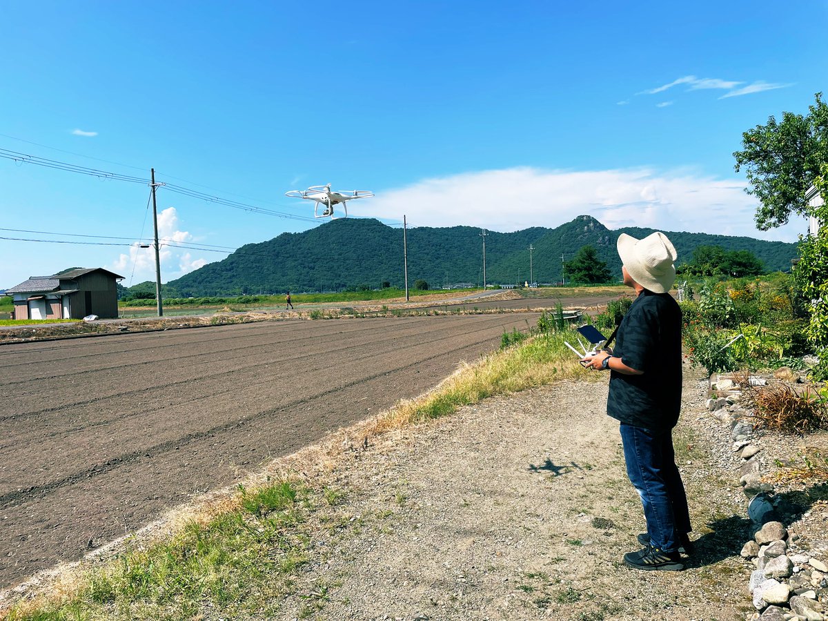TimecodeLab's tweet photo. ラボの中の人は、滋賀県の実家に墓参り帰省中。
実家に帰ると、今期夏アニメでよく見掛ける家紋がチラホラ。
せっかくのド田舎帰省なので、飛行計画登録してドローンの練習して帰ります〜。

#逃げ上手の若君 #逃げ若
#DJI #Phantom4pro https://t.co/3s9PxfoNF3
