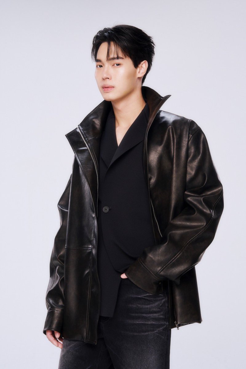 WOMENTERTAIN's tweet photo. วิน-เมธวิน ร่วมปลุกความเป็นฮีโร่สาวก “สไปเดอร์แมน” ในงานเปิดตัวเคสคอลเลคชั่นใหม่แบรนด์ “Sheep” 17 ส.ค.นี้ ณ ห้างเซ็นทรัลเวิลด์

                บริษัท ชีพ แก็ดเจ็ต จำกัด หรือ แบรนด์ “Sheep” เคสสัญชาติไทยผู้ผลิตและออกแบบแก็ดเจ็ต ที่ใส่ใจในทุกรายละเอียดรวมถึงการให้ความสำคัญกับภาพลักษณ์และตัวตนของผู้ใช้งานเป็นอย่างมาก ซึ่งเป็นแบรนด์สินค้าจากร้าน “AppleSheep” ที่รวมสินค้าแฟชั่นไลฟ์สไตล์และไอทีเข้าด้วยกันอย่างลงตัว เปิดตัวพร้อมกัน     2 คอลเลคชั่นใหม่ โดยชวนหนุ่มหล่อหน้าใส “วิน” เมธวิน โอกาสเอียมขจร มาร่วมพูดคุยกับความประทับใจกับฮีโร่ยอดมนุษย์แมงมุมของคนทุกยุค “สไปเดอร์แมน”ในงานเปิดตัวเคสคอลเลคชั่นใหม่ลาย Spider-Man  พร้อมเปิดตัว อุปกรณ์ตกแต่งมือถือ ผลงานการออกแบบลาย Mickey&Friends จากฝีมือของไอคอนสตรีทอาร์ตอันดับโลก ซิโมเน่ เล็กจ์โน่ (Simone Legno )  ผลงานที่ชื่อว่า Tokidoki  พบกันในวันเสาร์ที่  17 สิงหาคม 2567  เวลา 14.00 น. ณ ศูนย์การค้าเซ็นทรัลเวิลด์ ลานลิฟต์แก้วชั้น 1

#winmetawin