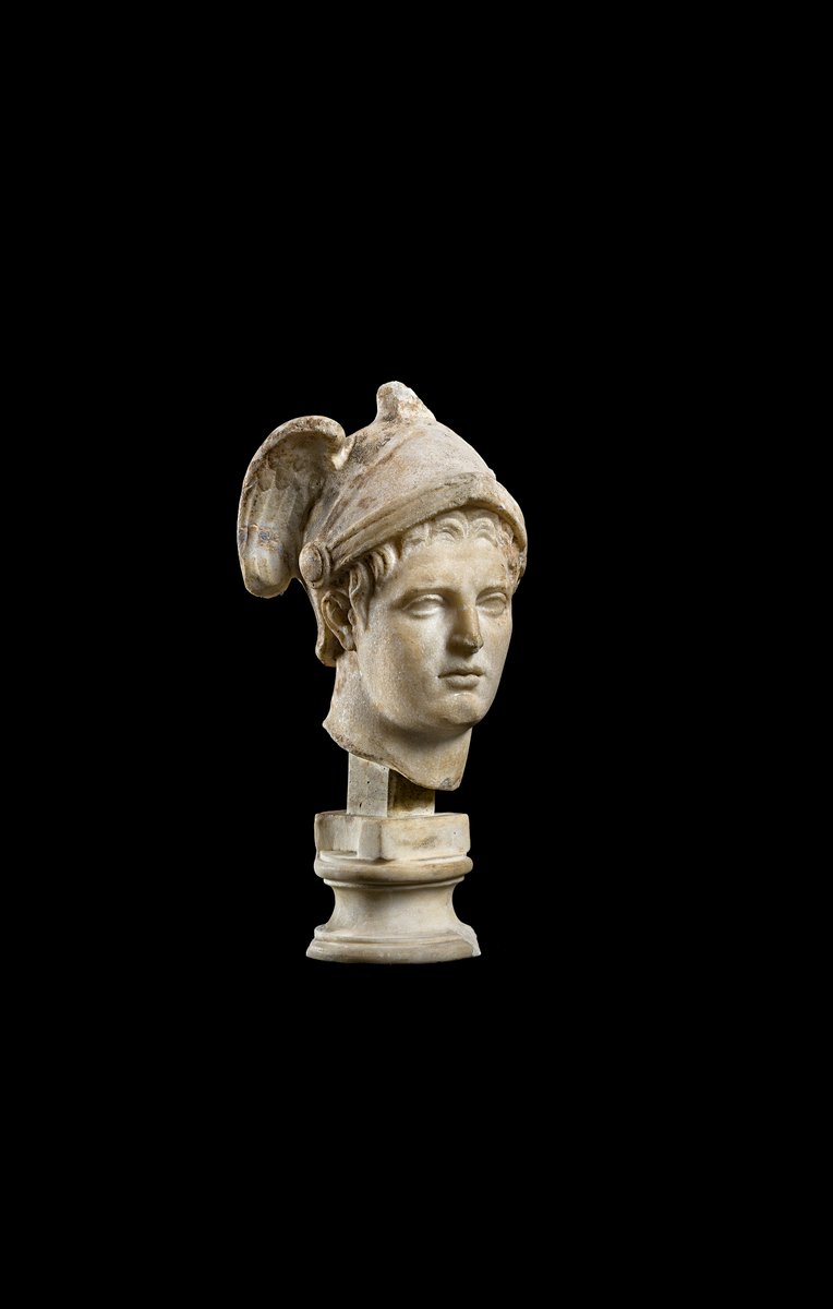 PalazzoGrimani's tweet photo. Salve, patrono di Cillene: il cuore 
vuole cantare te. Su queste cime 
Maia ti generò: s'era congiunta
al re dell'universo
#Alceo   trad. FM Pontani

📸Testa di #Mercurio, XVI s. #PalazzoGrimani, sala di #Psiche
#poesiagreca #Ermes #liricigreci #14agosto2024 #scultura #Ferragosto https://t.co/K7LUEfe6e7