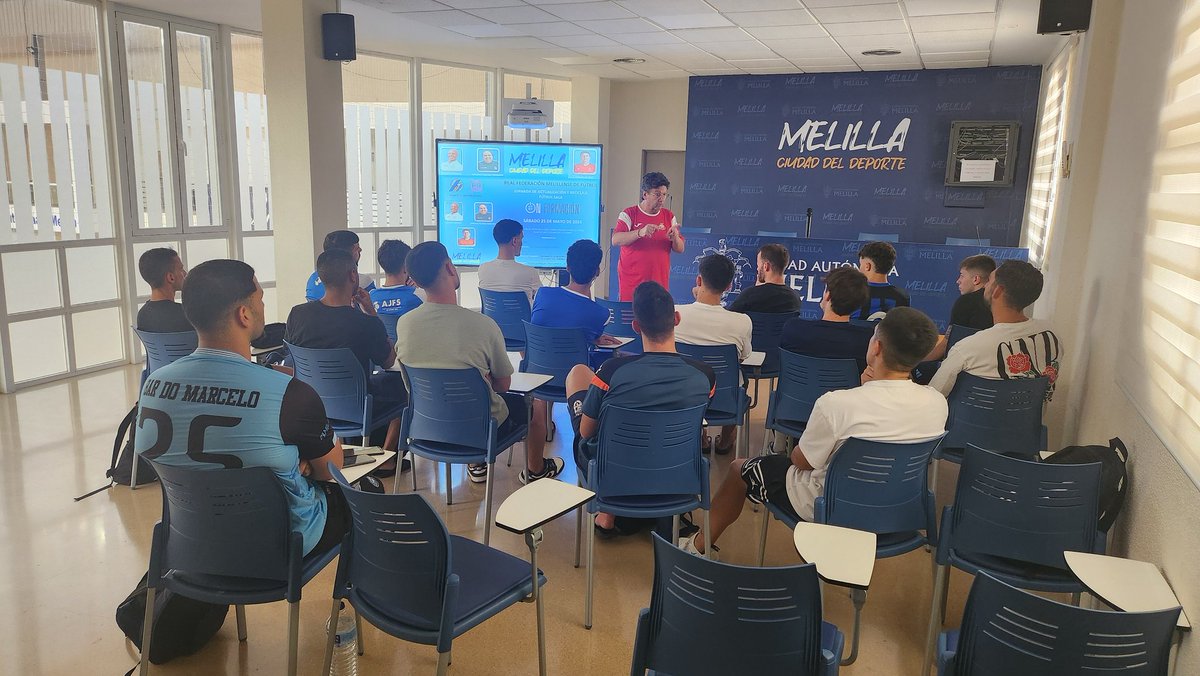 Charla táctica para desarrollar los conceptos y formas de juego que se van a implementar este año.