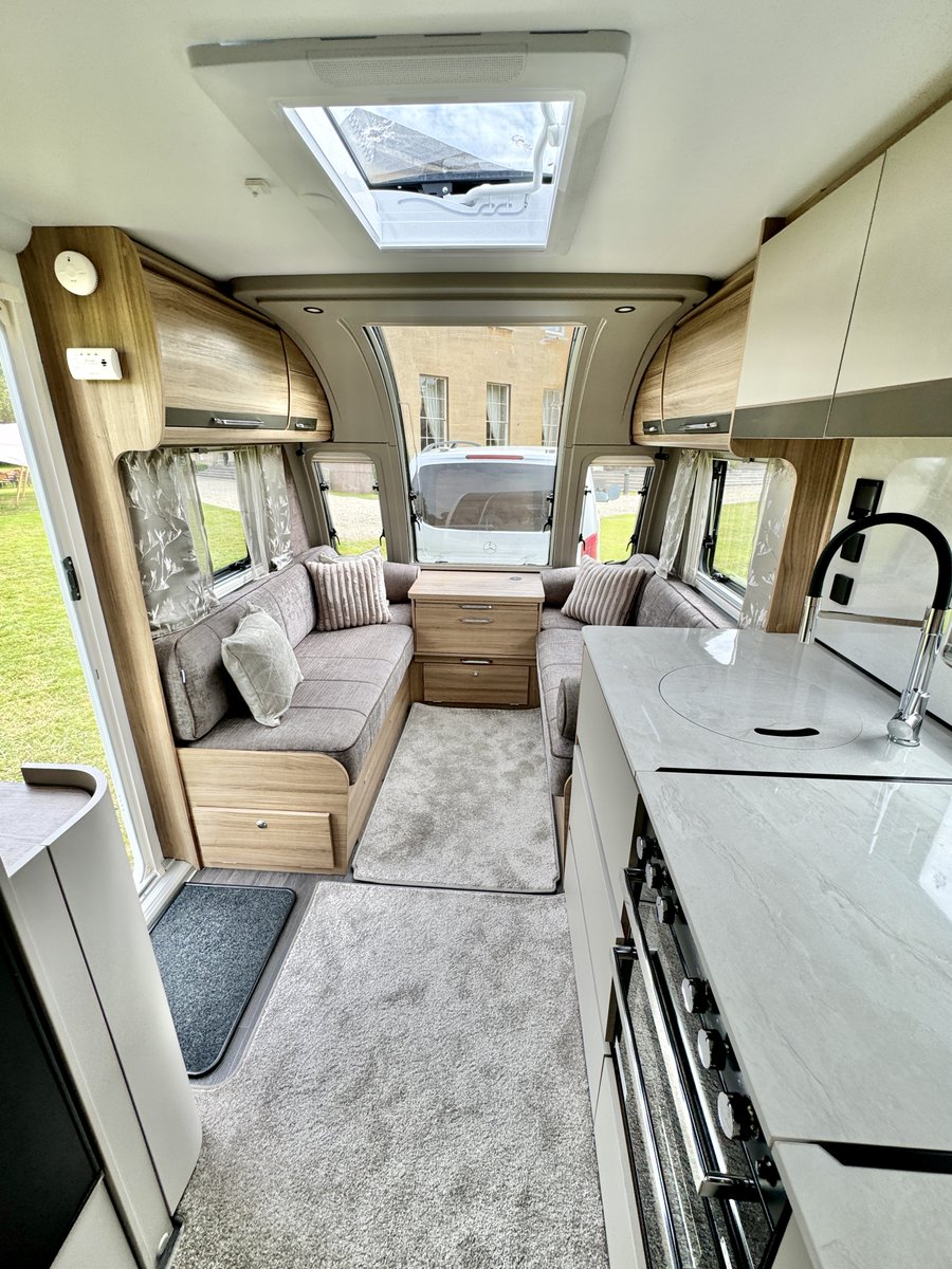 This is the 2025 @baileyofbristol Unicorn Deluxe Vigo. It's a 4-berth, single-axle caravan with a transverse island bed and end washroom. MTPLM is 1600kg. I thought I'd leave it attached to my Vito for scale after a short tow through the mean streets of Bristol