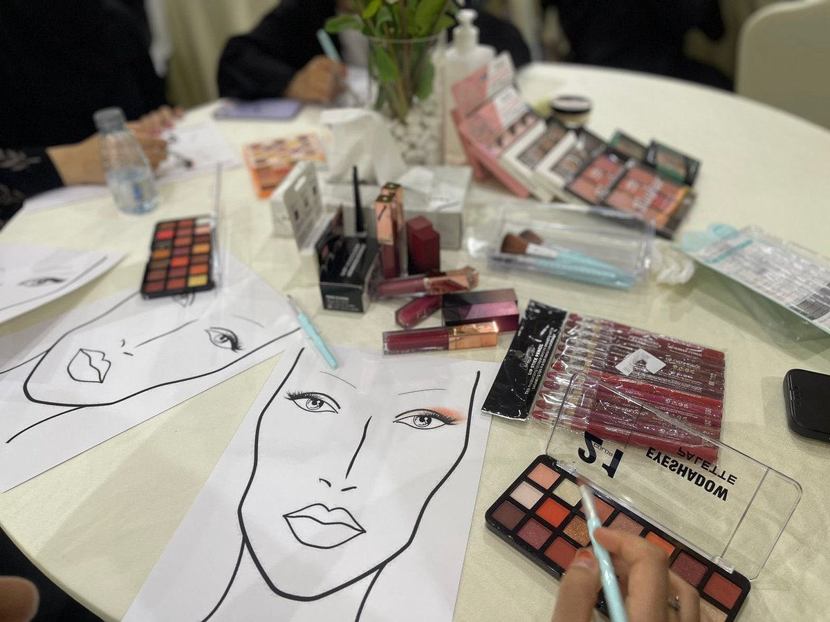 sufayritanmiah's tweet photo. أقامت #جمعية_الصفيري_للتنمية الاجتماعية 
دورة أساسيات المكياج مع المدربه سلمى الشمري
حيث بدأت بشرح الأساسيات والتعرف على الأدوات وطريقة استخدامها 
ثم طبقت عمليًا للمتدربات وقامت المتدربات باتقان ما تلقّينه من خلال الشرح

#جمعية_الصفيري_للتنمية الاجتماعية https://t.co/MOzs0jgdIa