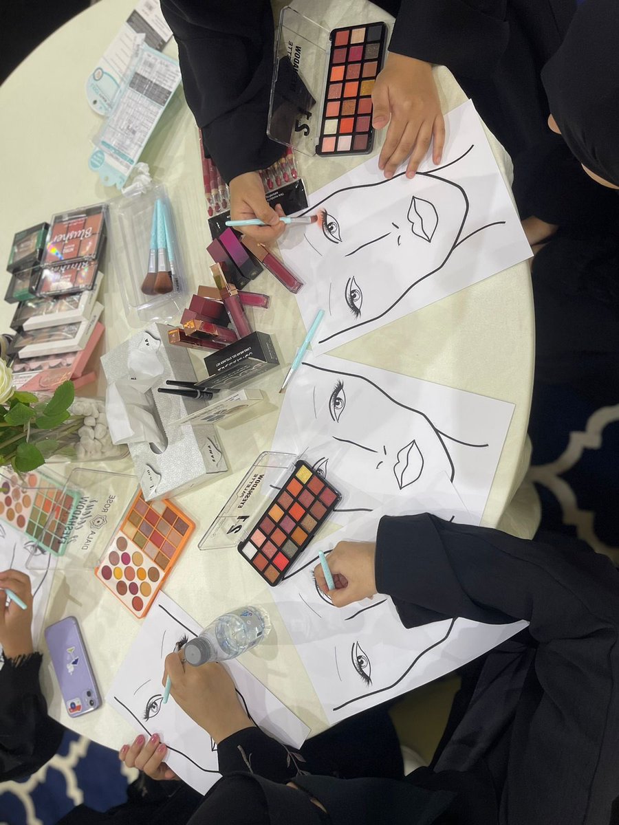 sufayritanmiah's tweet photo. أقامت #جمعية_الصفيري_للتنمية الاجتماعية 
دورة أساسيات المكياج مع المدربه سلمى الشمري
حيث بدأت بشرح الأساسيات والتعرف على الأدوات وطريقة استخدامها 
ثم طبقت عمليًا للمتدربات وقامت المتدربات باتقان ما تلقّينه من خلال الشرح

#جمعية_الصفيري_للتنمية الاجتماعية https://t.co/MOzs0jgdIa