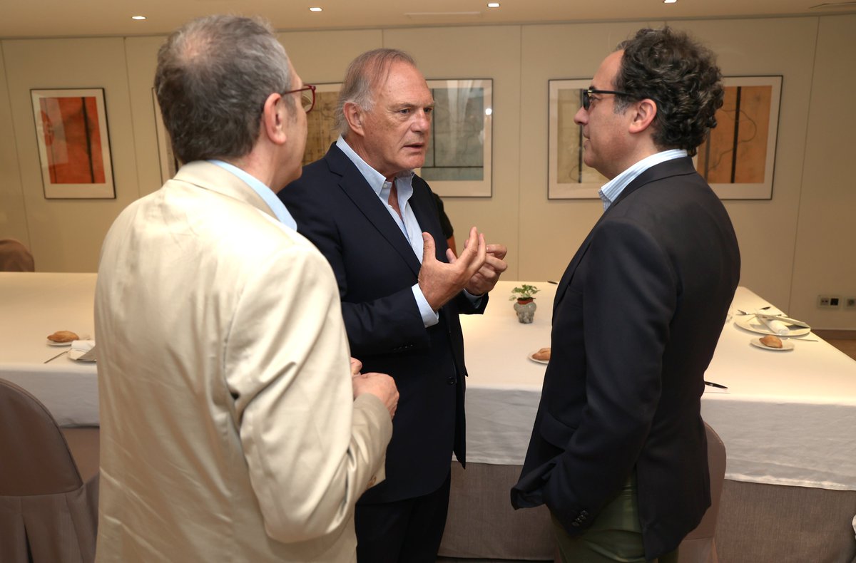 Conecta_CLM's tweet image. Así fue nuestro encuentro con el periodista y presentador de televisión, @PedroPiquerasG
#pedropiqueras #asociacionperiodistas #clubconecta