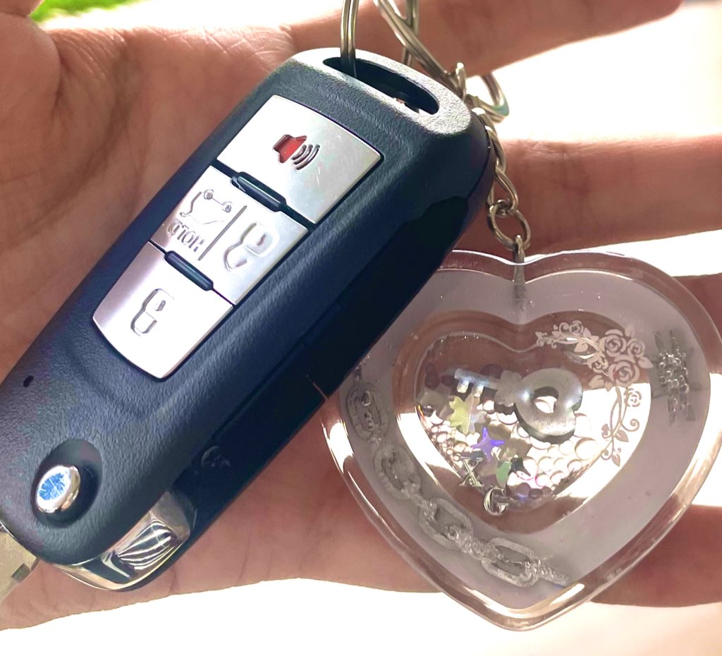 meovvgiggles's tweet photo. Random but I got my first car today and had to put my cute XG keychain I got from @dreamhigh_mart as freebies at the xg concert and blasted New Dance as the first song! 🥹💕

Ps: I can't even drive 😭 https://t.co/Bzj1AAk9Ks