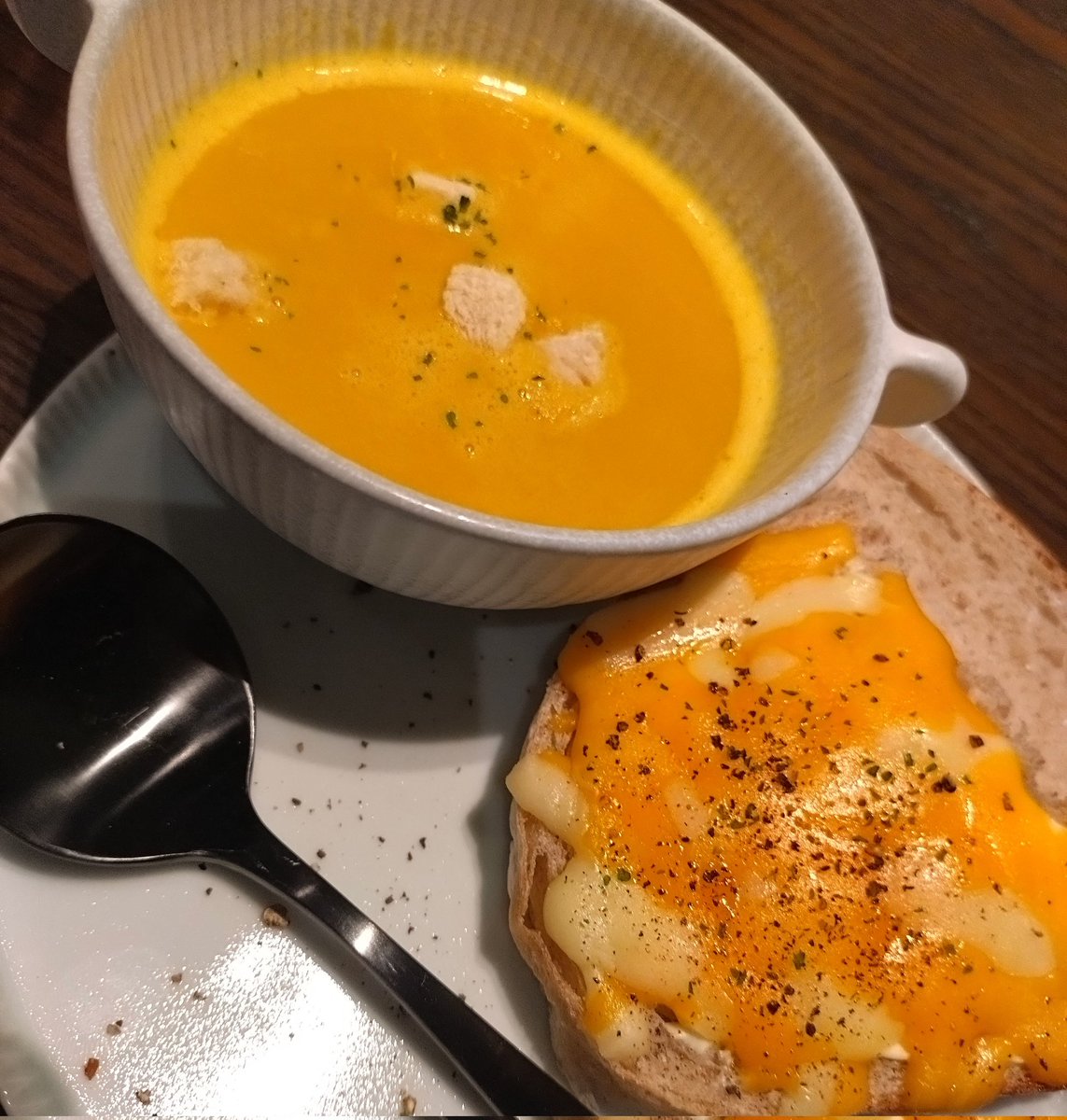 moonlight_terra's tweet photo. 月担みたいなオーダー…🌙
(月担です)
カフェラテも
かぼちゃスープも、添えてあるパンも、
トロピコも、美味しかった
お祝いの胡蝶蘭の贈り主が
JIJI、BABA、PAPA、MAMAなの、
愛が詰まっていて素敵
#ゆいかれん さん
#anonymouscafe
#骨董通り https://t.co/b4D8bgxGwD