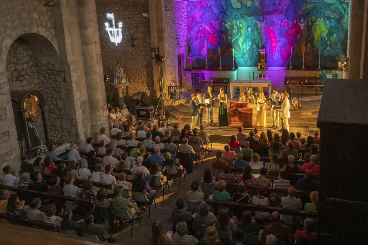 FestSantander's tweet photo. 🎶 La iglesia de san Martín de Mazcuerras, en pie tras el fabuloso concierto de @cantoriamusic dedicado a los maestros Tomás Luis de Victoria y Juan Navarro “Hispaliensis”. Una noche mágica en los Marcos Históricos del Festival Internacional de Santander ✨
#73FIS 📸Pedro Puente https://t.co/g1LYtG1WtL