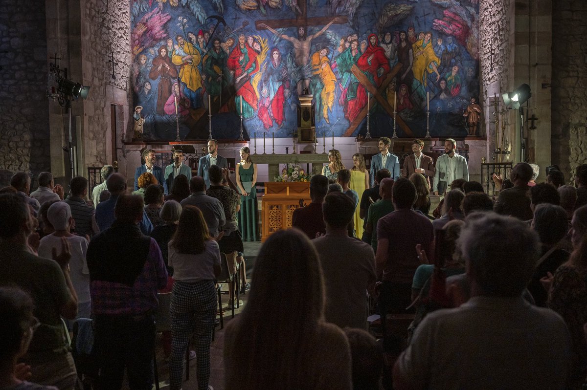 FestSantander's tweet photo. 🎶 La iglesia de san Martín de Mazcuerras, en pie tras el fabuloso concierto de @cantoriamusic dedicado a los maestros Tomás Luis de Victoria y Juan Navarro “Hispaliensis”. Una noche mágica en los Marcos Históricos del Festival Internacional de Santander ✨
#73FIS 📸Pedro Puente https://t.co/g1LYtG1WtL