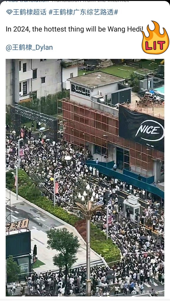 Adriana80791695's tweet photo. This is kinda crazyy... so many people gathered around the location where #MyZone is recorded to see #DylanWang. Girls, guys dressed up like #WangHeDi, parents with their children... And the fan club announced yday that,  bcz of the weather,  they won't organize any activities https://t.co/hpfX2FkmVj