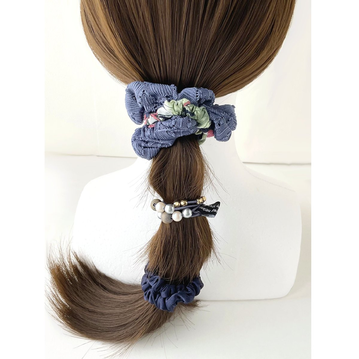 hiyokosanndou's tweet image. こちらは夏の大人マリン、どんなシーンにも使いやすいネイビーカラーでまとめたセットです⚓️
イメージはネイビーボタニカル、極細シュシュは手首にまいても◎☺️
creemaで販売しています↓↓
creema.jp/creator/146555…

#ハンドメイドアクセサリー　#髪型　#handmadeScrunchie