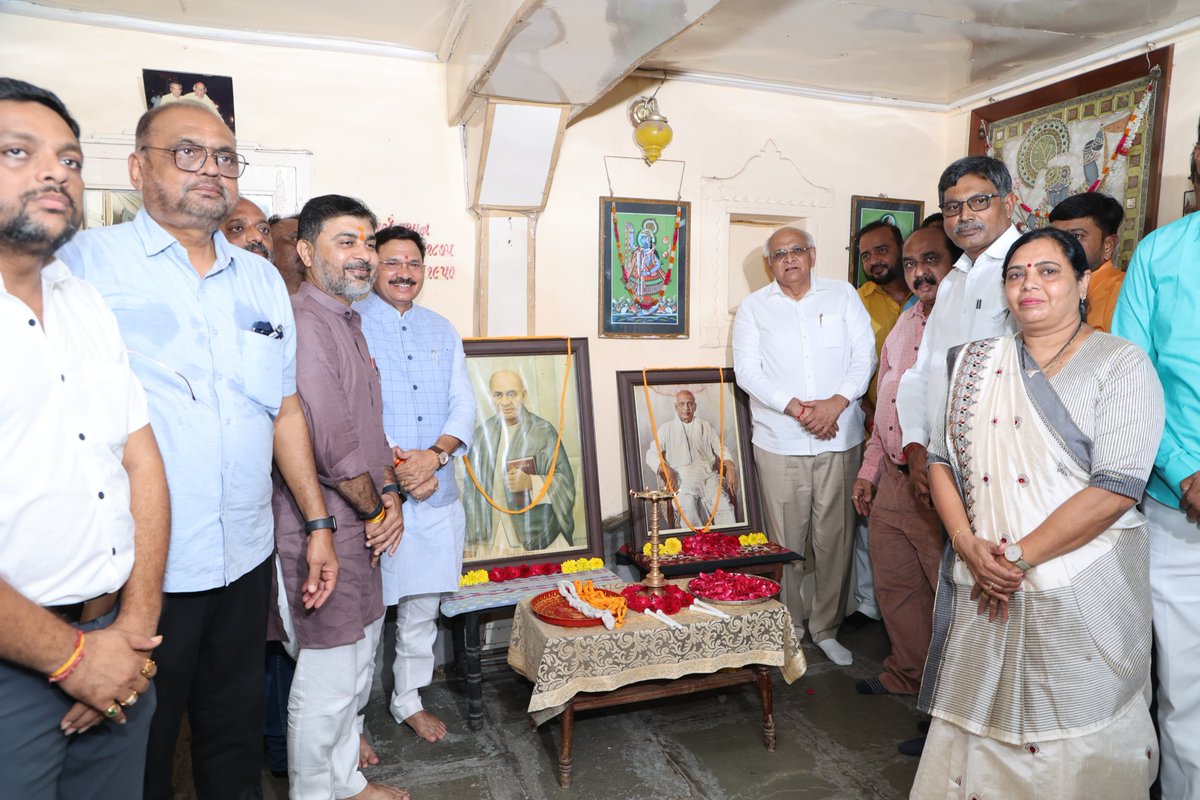 મુખ્યમંત્રી શ્રી ભૂપેન્દ્રભાઈ પટેલે સ્વાતંત્ર્ય પર્વની પૂર્વ સંધ્યાએ આયોજિત વિવિધ કાર્યક્રમોમાં સહભાગી થવા  નડિયાદ પહોંચીને સૌપ્રથમ સરદાર વલ્લભભાઈ પટેલના જન્મ સ્થળની મુલાકાત લઈને સૂતરની આંટી તથા પુષ્પાંજલિ દ્વારા ભાવવંદના વ્યકત કરી હતી.
#ખમીરવંતુખેડા