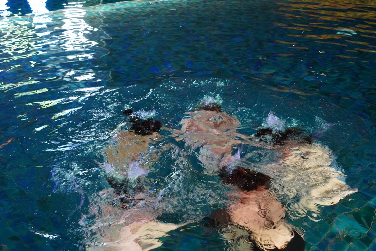 みんなでプール潜った💫ｗ https://t.co/CzFLBZZJZb