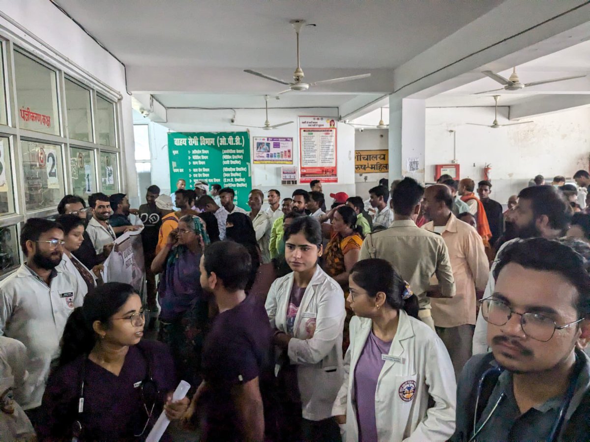 imajdnnational's tweet photo. Uttar Pradesh: Junior doctors from Rajarshi Dashrath Autonomous State Medical College, #Ayodhya carry out a protest march over RG Kar Medical College and Hospital rape-murder case

@ANI @PTI_News @htTweets @TOIIndiaNews @DrDhruvchauhan @IndiaToday @aajtak

#RGKarIncident #Kolkata https://t.co/OAw44wSupF