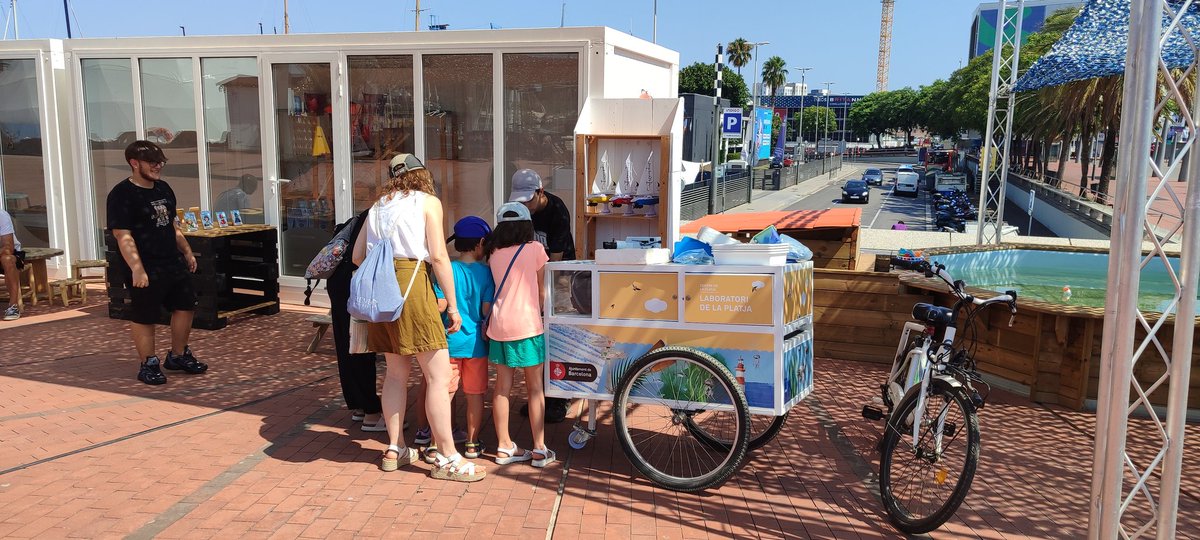 mardactivitats's tweet photo. El 10 d’agost el Laboratori itinerant del Centre de la Platja va realitzar el taller “Petits però perillosos!” per a descobrir què són els microplàstics, per què són tan perillosos per la salut, d’on provenen i què podem fer per evitar que se’n generin més.
@CentrePlatjaBCN https://t.co/x8NBh2hrp0