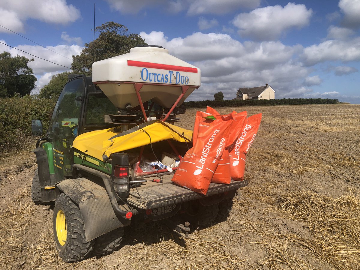 Spreading some soil booster this morning. <a href="/Michael96012336/">Michael Howard</a>  knows how to look after his customers soil😉