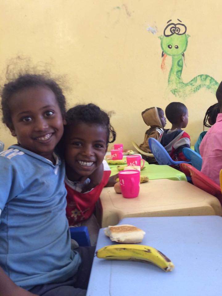 Proyecto de nutrición esencial en la Guardería de la Misión de los Salesianos de Don Bosco de Debre Zeit, Etiopía, para 100 niños (casi 300 en los meses de verano). 
1€/mes = 3Kg de plátanos, 5 barras de pan ó 2 litros de leche. 
teaming.net/denaderu-desay… 
<a href="/Teaming/">Teaming</a>   
<a href="/denaderu/">Denaderu</a>