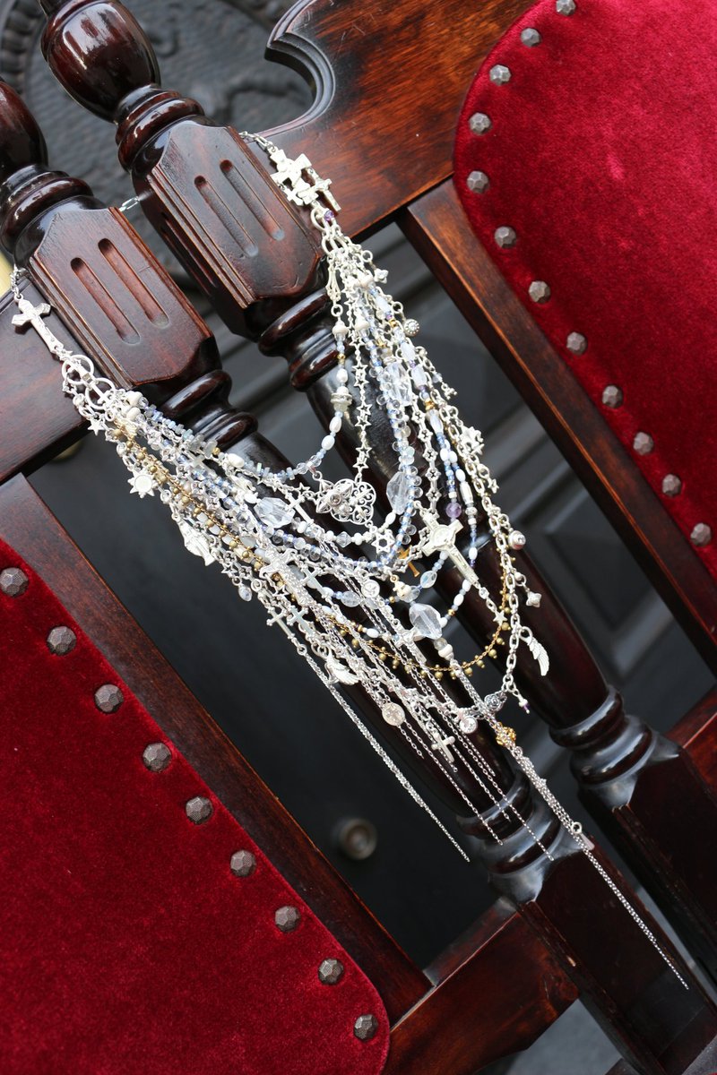 『お盆なので、通常より半日遅れての到着になります。ご了承下さい』

昨日の夕方、郵便局の窓口でゾッとして時が止まりました。

ヤマト運輸は昼の3時半に本日出荷は締め切ったらしく。。

確かに、お盆だと荷物の発送に影響があるよね…

8/14(水)
夕方にネックレスが到着しても
時すでに遅し…