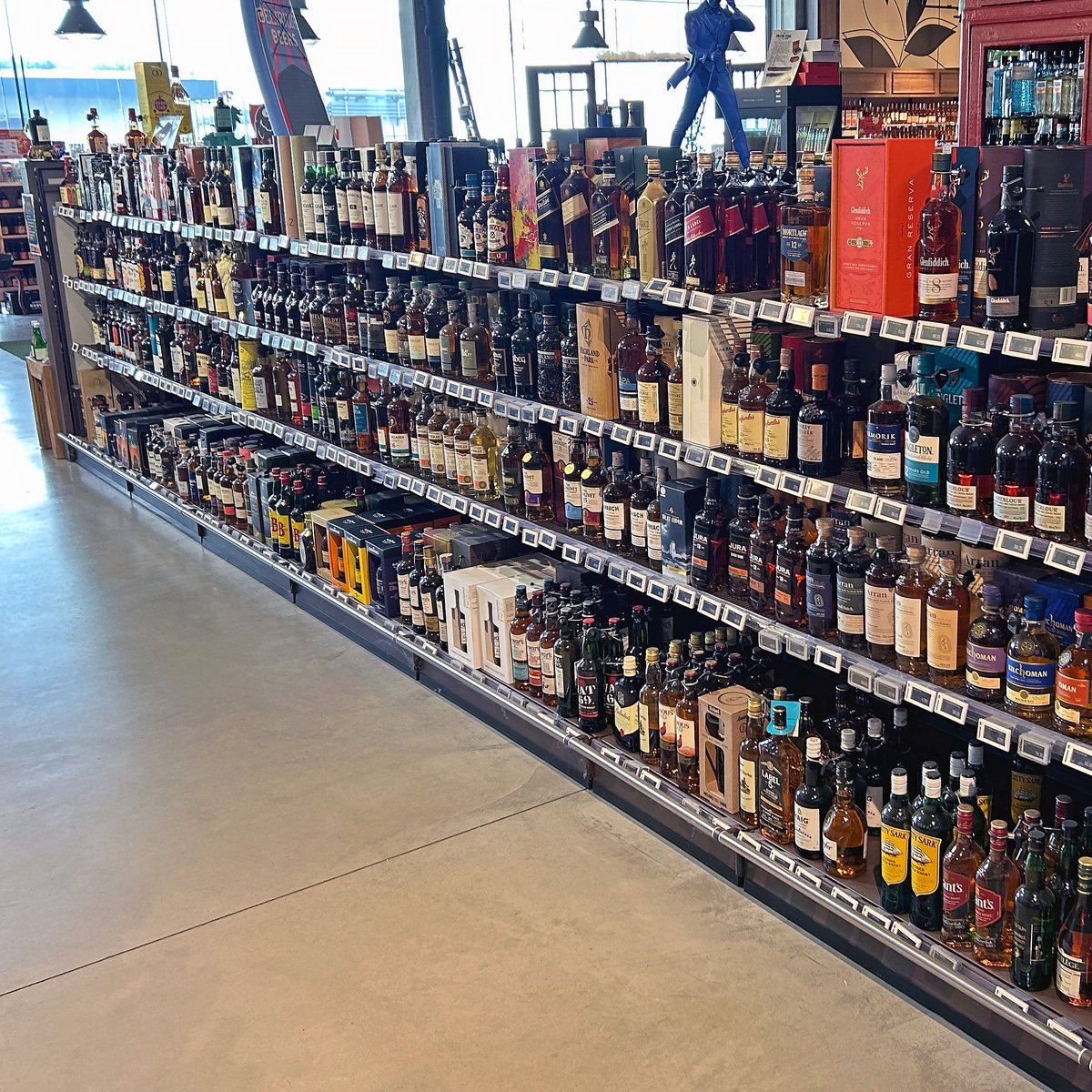 resatec's tweet image. 💡 Voorkom diefstal van sterke drank

1️⃣ Ontmoedig dieven met onze detectiepoortjes 
2️⃣ Veiligheid met bottle tags – Onmogelijk om een fles in de winkel te openen zonder de juiste ontkoppelaar.
3️⃣ Houd alles in de gaten met camerabewaking – Scherpe beelden en real-time meldingen