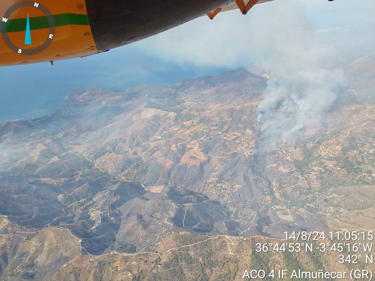 Plan_INFOCA's tweet photo. 🔴 #IFAlmuñécar, ACTIVO
ACTUALIZAMOS:
🛩️ 2 anfibios pesados, 4 anfibios ligeros, 2 carga en tierra, 1 coordinación
🚁 2 pesados, 2 semipesados y 2 ligero, 1 mando
🚑 UMIF, UMMT, UNASIF y GREMAF
👨🚒 110 bomberos forestales, 6 #TOP, 2 #AAMM, 1 #DirCOP, 1 supervisión
🚒 4 autobombas https://t.co/MHS78iHjUX