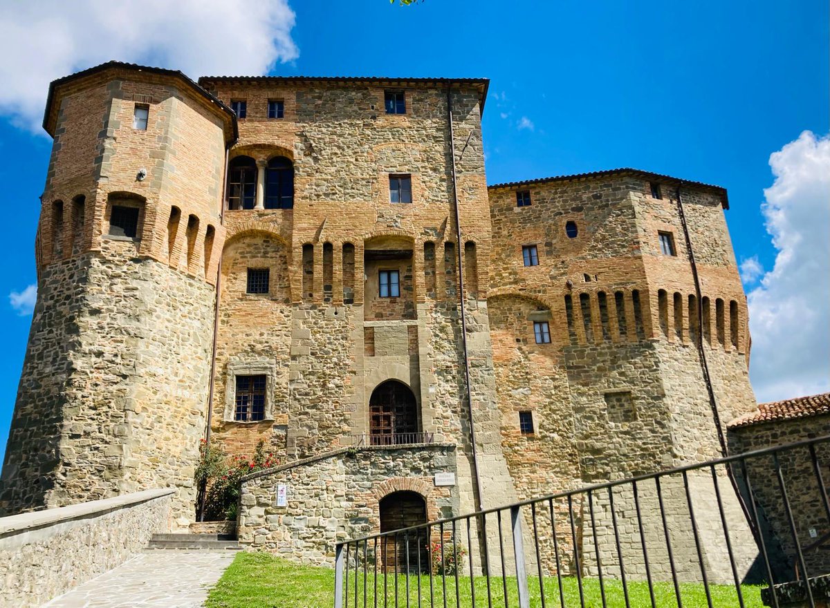 Un castello veramente incantato, una fortezza malatestiana che dieci anni fa si è trasformata in un luogo per la scoperta, la ricostruzione e la fruizione della fiaba. Alessandro Tamburini racconta l'idea di Antonio Faeti: la Rocca delle Fiabe, qui bit.ly/castellofatato