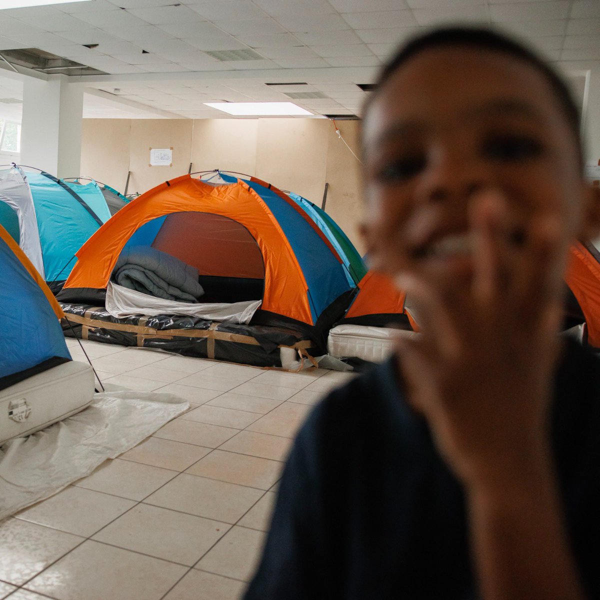 Victor a 4 ans. D’habitude il dort à la rue avec ses parents. On vous raconte l’histoire derrière cette photo.

🧵un thread :