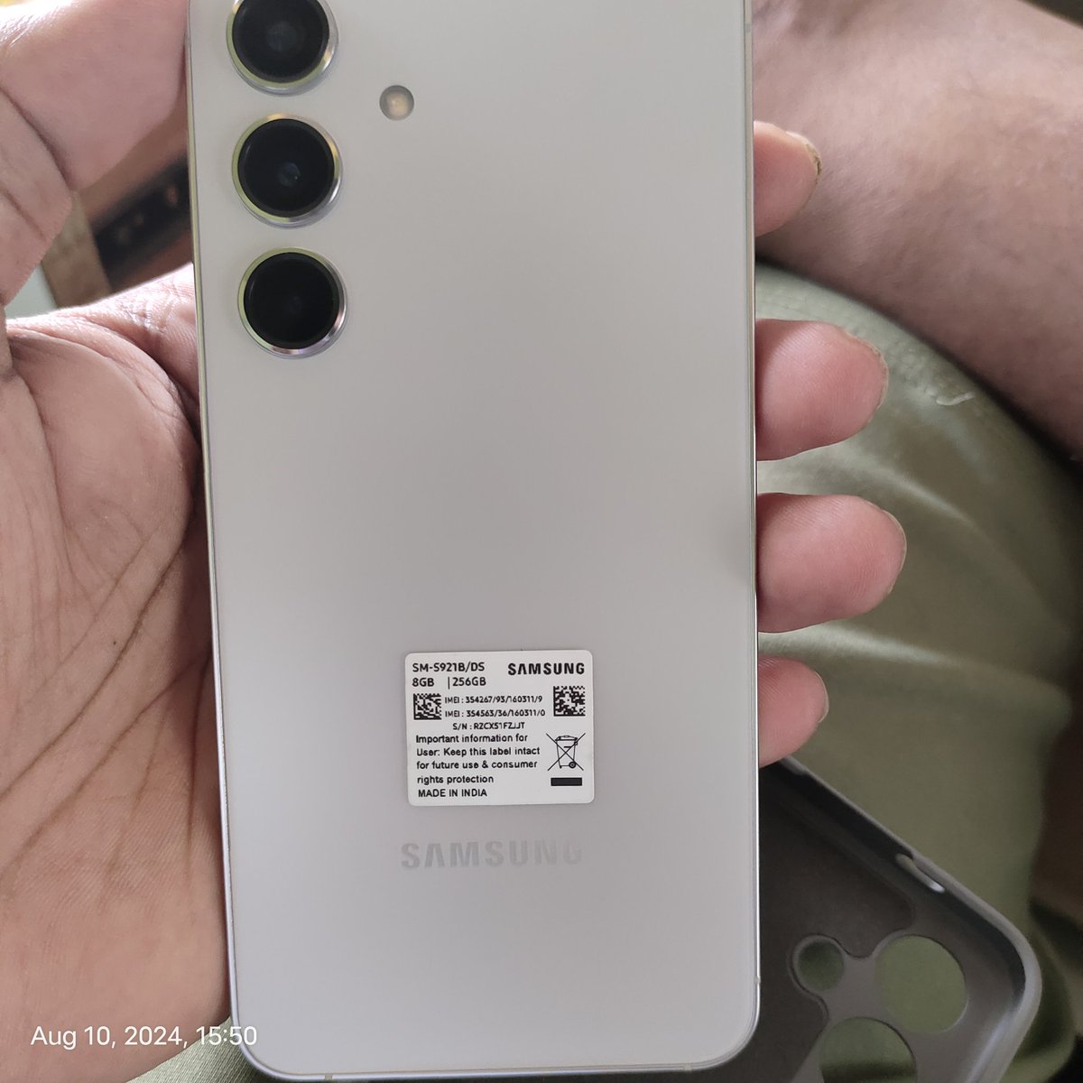 SiddarthaKarma3's tweet photo. Samsung S24 screen shaking issue while playing 3rd person shooting games like bgmi , cod mobile warzone mobile etc . even I after visiting service centre I got replaced my phone with a new sealed packed phone still the issue is there in my new phone please reply @SamsungIndia https://t.co/zDaPQ50ogO
