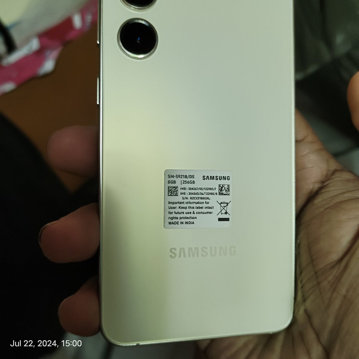 SiddarthaKarma3's tweet photo. Samsung S24 screen shaking issue while playing 3rd person shooting games like bgmi , cod mobile warzone mobile etc . even I after visiting service centre I got replaced my phone with a new sealed packed phone still the issue is there in my new phone please reply @SamsungIndia https://t.co/zDaPQ50ogO