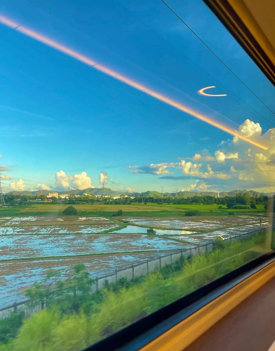 bSoon29435's tweet photo. 坐上高铁出发下一站|Pack your bags, hop on the high-speed train, admire the scenery outside the window, embark on an unknown journey, and see a world that is different from where you live. #travel #中国高铁 #fineview https://t.co/RFoXaQOPKL