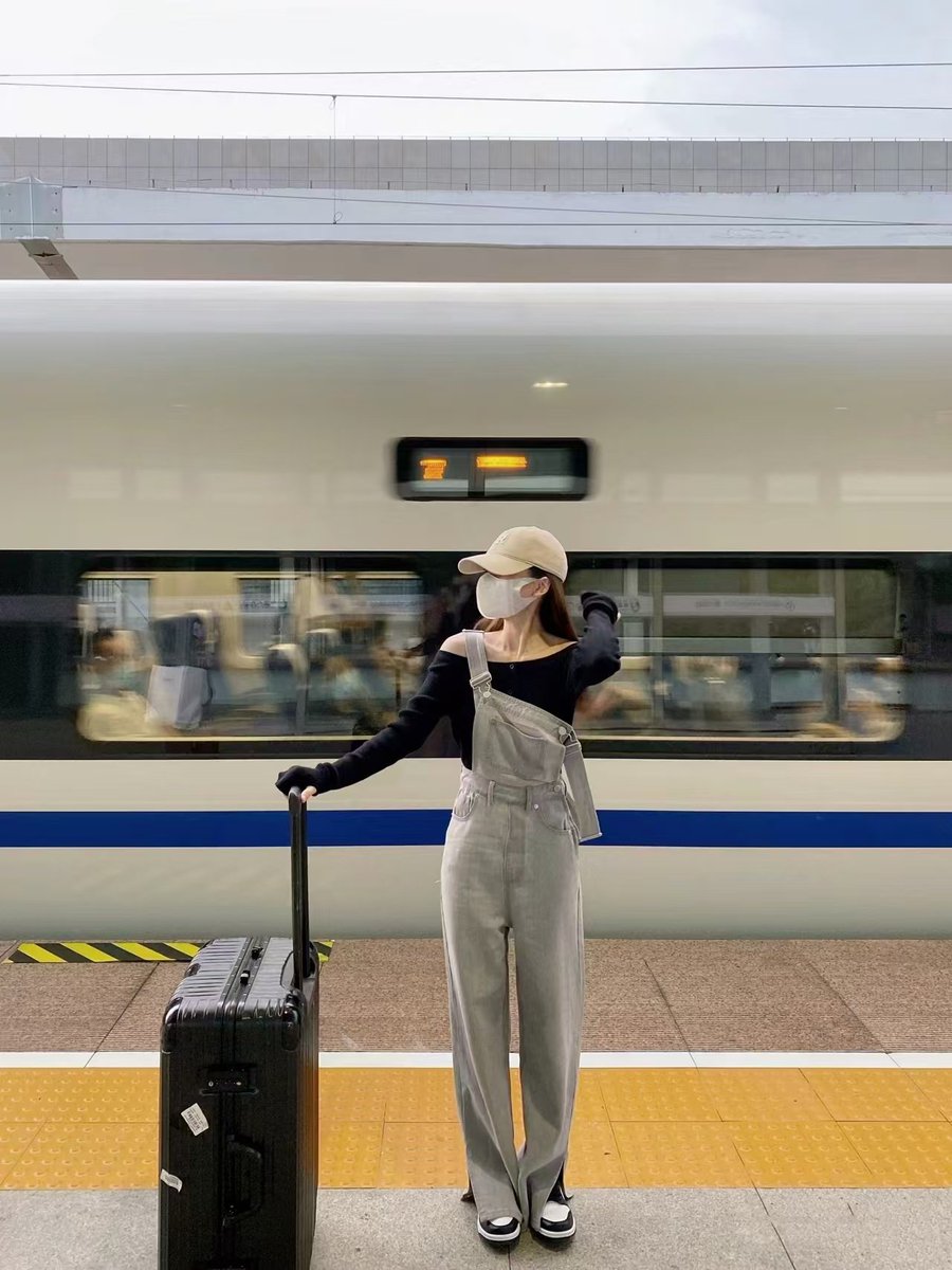 bSoon29435's tweet photo. 坐上高铁出发下一站|Pack your bags, hop on the high-speed train, admire the scenery outside the window, embark on an unknown journey, and see a world that is different from where you live. #travel #中国高铁 #fineview https://t.co/RFoXaQOPKL